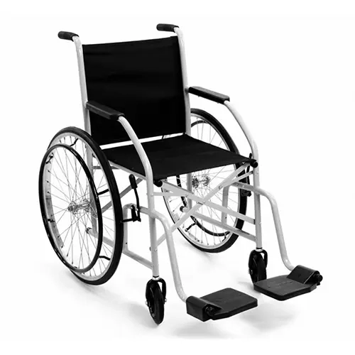 Vista em perspectiva de três quartos de uma cadeira de rodas manual com estrutura de aço cinza-claro, exibida sobre um fundo branco liso. O modelo apresenta assento e encosto pretos em tecido de nylon, duas rodas traseiras grandes com aros raiados e pneus pretos maciços, duas rodas dianteiras menores e giratórias, apoios de braço emborrachados e pedais de plástico preto para descanso dos pés.