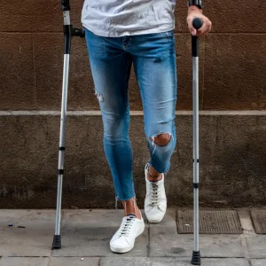 MULETA CANADENSE, LOCAÇÃO DE MULETA CANADENSE, ALUGUEL DE MULETA CANADENSE, MULETA CANADENSE AJUSTÁVEL, MULETA CANADENSE DE ALUMÍNIO, MULETA CANADENSE ORTOPÉDICA, MULETA CANADENSE HOSPITALAR, EQUIPAMENTO ORTOPÉDICO, APOIO À LOCOMOÇÃO, MOBILIDADE REDUZIDA, SUPORTE DE LOCOMOÇÃO, REABILITAÇÃO FÍSICA, EQUIPAMENTO DE REABILITAÇÃO, REABILITAÇÃO MOTORA, RECUPERAÇÃO PÓS-CIRÚRGICA, SUPORTE ORTOPÉDICO, MULETA PARA IDOSOS, MULETA AJUSTÁVEL, MULETA LEVE, MULETA ERGONÔMICA.