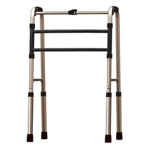Andador ortopédico articulado e dobrável estruturado em alumínio com acabamento anodizado em tom bronze metálico escuro. O modelo exibe duas barras horizontais de estabilização frontais revestidas em material texturizado preto, hastes superiores curvas com manoplas pretas de empunhadura e pernas inferiores telescópicas com pinos de ajuste de altura e ponteiras de borracha escuras, centralizado em fundo branco.