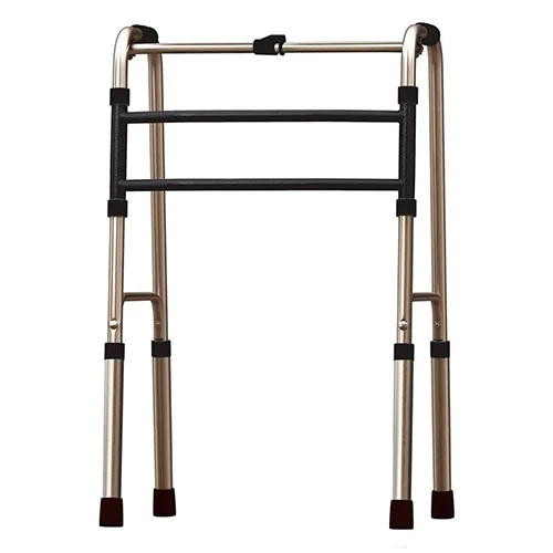 Andador ortopédico articulado e dobrável estruturado em alumínio com acabamento anodizado em tom bronze metálico escuro. O modelo exibe duas barras horizontais de estabilização frontais revestidas em material texturizado preto, hastes superiores curvas com manoplas pretas de empunhadura e pernas inferiores telescópicas com pinos de ajuste de altura e ponteiras de borracha escuras, centralizado em fundo branco.