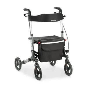 Andador de alumínio compacto com quatro rodas modelo D14 Dellamed, fotografado em ângulo de três quartos sobre fundo branco. O equipamento exibe estrutura de alumínio prata, manoplas ergonômicas com freios acoplados, faixa de encosto preta com a logomarca Dellamed, assento removível em lona escura, bolsa organizadora frontal com faixa refletiva cinza e suporte lateral para bengala ou copo.