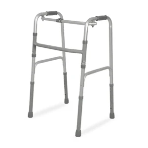 Andador ortopédico de alumínio anodizado fosco modelo D10 Pop Dellamed, posicionado em ângulo diagonal sobre um fundo branco. O equipamento possui uma única barra frontal estabilizadora horizontal curvada em tom cinza, manoplas de empunhadura superiores em borracha cinza texturizada, pernas inferiores telescópicas com furos sequenciais para ajuste de altura e ponteiras de borracha cinza antiderrapantes.
