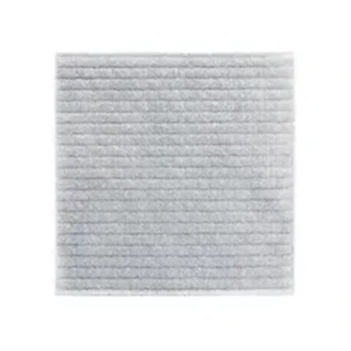 Vista superior de um curativo quadrado estéril Aquacel Ag Extra™ na cor cinza claro sobre fundo branco uniforme. A imagem detalha sua estrutura de dupla camada de hidrofibra reforçada, apresentando linhas de costura horizontais paralelas e texturizadas com fibras de celulose regenerada de alta resistência.
