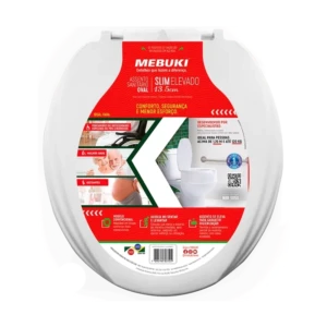 Foto com vista superior de um assento sanitário elevado Mebuki na cor branca, exibido sobre fundo branco liso. O produto oval possui tampa integrada fechada, coberta por um encarte informativo oval centralizado com fundo vermelho e detalhes em verde e amarelo. O rótulo destaca o logotipo da marca Mebuki, o modelo "Slim Elevado 13.5cm", ícones ilustrativos voltados para a melhor idade, gestantes e cadeirantes, além de fotos demonstrativas de um casal de idosos e de um vaso sanitário com o assento instalado ao lado de uma barra de apoio.