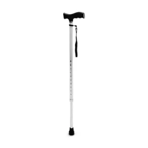 Foto em plano inteiro e fundo branco isolado mostrando a Bengala Bastão Tipo T D8 Dellamed posicionada verticalmente. A estrutura superior exibe uma manopla ergonômica anatômica de plástico preto texturizado em formato de T. Logo abaixo do cabo, há um anel metálico prendendo uma alça de punho em fita flexível preta pendida verticalmente. A haste principal é feita de alumínio anodizado prateado brilhante, contendo dez furos alinhados em série na metade inferior para o ajuste de altura. Na base, uma haste cilíndrica interna mais fina conecta-se a uma ponteira de borracha preta maciça e cônica para aderência ao solo.