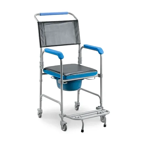 Cadeira de banho higiênica e sanitária Dellamed D50 com estrutura cinza em aço carbono, disposta em perspectiva diagonal sobre fundo branco. Possui assento almofadado preto com base azul, encosto em tela preta, apoios de braço azuis, balde coletor comadre azul-escuro acoplado abaixo do assento e quatro rodízios giratórios cinzas.
