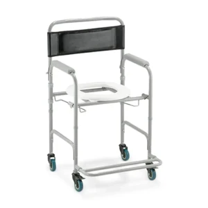 Cadeira de banho e sanitária Dellamed D30 com chassi cinza em aço carbono, exibida em perspectiva diagonal sobre um fundo branco. O modelo possui encosto em corino preto com almofada de apoio, protetores de braço cinzas, assento sanitário oval branco com abertura, suporte inferior de trilho para comadre e quatro rodízios, sendo os frontais equipados com travas duplas.