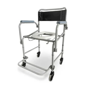 Cadeira de banho e sanitária multifuncional Dellamed D40 com estrutura cinza em aço carbono, disposta em perspectiva diagonal sobre fundo branco. Detalha encosto em corino preto, apoios de braço ergonômicos na cor cinza claro, assento sanitário oval branco com tampa, trilho inferior para suporte de comadre e quatro rodízios giratórios 360° pretos.