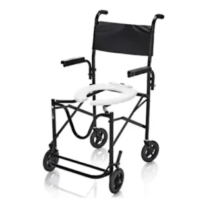 Cadeira de rodas para banho higiênica e dobrável com estrutura de aço carbono pintada na cor preta, disposta em perspectiva diagonal sobre um fundo branco. O modelo exibe encosto impermeável preto, assento sanitário oval branco com abertura frontal, apoios de braço estofados, pedaleira integrada e quatro rodas pequenas com pneus maciços.
