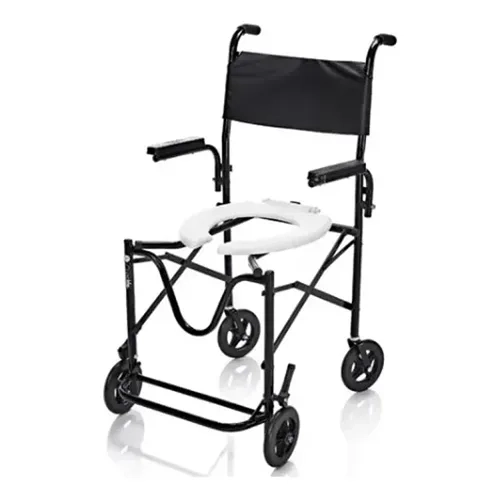 Cadeira de rodas para banho higiênica e dobrável com estrutura de aço carbono pintada na cor preta, disposta em perspectiva diagonal sobre um fundo branco. O modelo exibe encosto impermeável preto, assento sanitário oval branco com abertura frontal, apoios de braço estofados, pedaleira integrada e quatro rodas pequenas com pneus maciços.