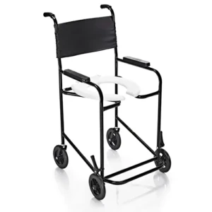 Cadeira de banho higiênica simples modelo monobloco com estrutura fixa de aço carbono preta, vista em perspectiva diagonal sobre fundo branco. Apresenta encosto em lona preta impermeável, apoios de braço fixos com acabamento em nylon injetado, assento sanitário oval branco com abertura frontal e quatro rodízios pequenos com freios frontais.