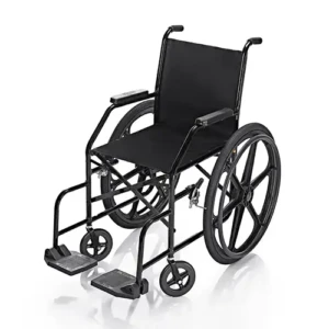 Cadeira de rodas manual Prolife PL002 na cor preta, fotografada em perspectiva diagonal com reflexo sutil na base sobre fundo branco. A estrutura é fabricada em aço carbono com fechamento dobrável em X, possui assento e encosto de nylon duplo, apoios de braço e de pés fixos, rodas dianteiras menores de 6 polegadas e grandes rodas traseiras de 24 polegadas equipadas com pneus infláveis.