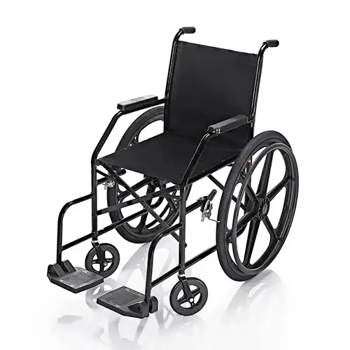 Cadeira de rodas manual Prolife PL002 na cor preta, fotografada em perspectiva diagonal com reflexo sutil na base sobre fundo branco. A estrutura é fabricada em aço carbono com fechamento dobrável em X, possui assento e encosto de nylon duplo, apoios de braço e de pés fixos, rodas dianteiras menores de 6 polegadas e grandes rodas traseiras de 24 polegadas equipadas com pneus infláveis.