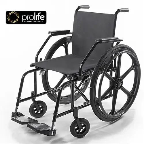 Cadeira de rodas manual dobrável Prolife PL 4002 inteiramente preta, fotografada em perspectiva diagonal sobre fundo branco. O modelo apresenta chassi tubular de aço carbono, assento e encosto de nylon duplo, apoios de braços escamoteáveis, pedais rebatíveis pretos, duas rodas dianteiras menores e duas grandes rodas traseiras aro 24 polegadas com pneus infláveis. No canto superior esquerdo, destaca-se o logotipo quadrado preto da marca Prolife.