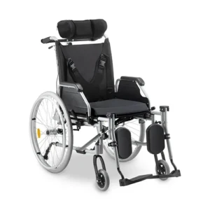 Andador ortopédico e cadeira de transporte 2 em 1 Dellamed D15 com chassi de alumínio fosco, fotografado em perspectiva diagonal sobre fundo branco. Apresenta encosto ergonômico em tecido preto, assento macio em nylon flexível, bolsa porta-objetos frontal preta com faixa reflexiva horizontal branca, apoios de perna com peseiras rebatíveis e quatro rodas pretas equipadas com manoplas de freio integradas nos punhos traseiros.
