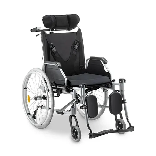 Andador ortopédico e cadeira de transporte 2 em 1 Dellamed D15 com chassi de alumínio fosco, fotografado em perspectiva diagonal sobre fundo branco. Apresenta encosto ergonômico em tecido preto, assento macio em nylon flexível, bolsa porta-objetos frontal preta com faixa reflexiva horizontal branca, apoios de perna com peseiras rebatíveis e quatro rodas pretas equipadas com manoplas de freio integradas nos punhos traseiros.