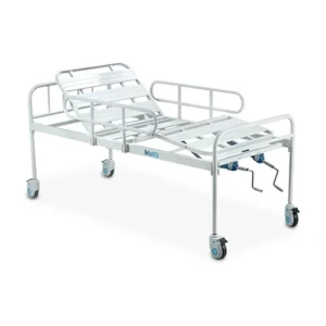 Cama hospitalar manual Dellamed DX2 de dois movimentos na cor branca, exibida em perspectiva diagonal sobre um fundo branco limpo. A estrutura é feita em aço carbono e apresenta o leito articulado com a cabeceira elevada e a parte das pernas levemente inclinada. Possui grades de proteção laterais integradas de formato arredondado, duas manivelas de ajuste metálicas com detalhes azuis na parte inferior traseira e quatro rodízios giratórios com travas.