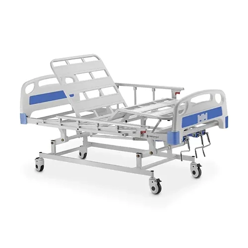 Cama hospitalar manual Dellamed DX3 de três movimentos na cor branca com acabamentos em azul, fotografada em perspectiva diagonal sobre fundo branco. A estrutura metálica articulada em aço carbono apresenta a cabeceira e a peseira elevadas, grades laterais rebatíveis em alumínio anodizado, três manivelas retráteis na base inferior dos pés e quatro rodízios giratórios com travas individuais de segurança.