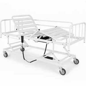 Foto em perspectiva diagonal e fundo branco isolado mostrando a Cama Motorizada Evolution 3 Movimentos Pilati na cor branca. O estrado de metal articulado está inclinado em suas extremidades, com a cabeceira elevada na posição Fowler e a seção das pernas suspensa com uma leve flexão nos joelhos. O leito conta com grades de proteção laterais longitudinais erguidas e cabeceiras tubulares em ambas as pontas. A base inferior possui uma estrutura de elevação pantográfica em tesoura sustentada por quatro rodas giratórias cinzas com travas de segurança. Um controle remoto com fio preto está pendurado na lateral da barra da cabeceira, estendendo-se até o motor elétrico preto centralizado abaixo do estrado.