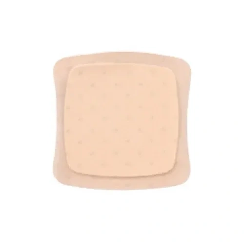 Vista superior de um curativo quadrado Aquacel Ag Foam adesivo na cor bege claro sobre fundo branco liso. O dispositivo médico exibe uma almofada central de espuma absorvente ligeiramente elevada com pequenos pontos em relevo, cercada por uma borda de silicone fina, flexível e com bordas suavemente curvadas para fixação cutânea.