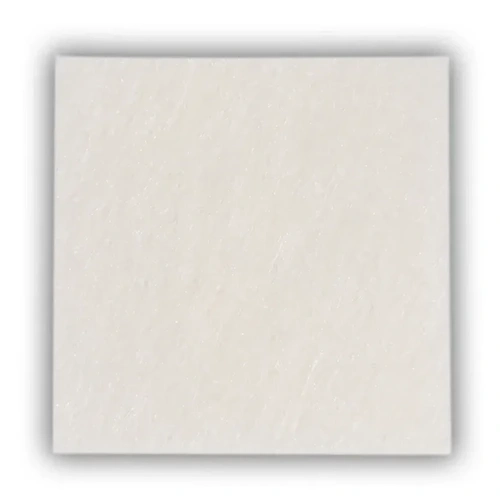 Vista superior de um curativo quadrado estéril de alginato de cálcio e sódio, apresentando uma textura fibrosa, porosa e de aparência natural na cor off-white, exibido de forma centralizada sobre um fundo branco minimalista. O material é flexível e de espessura uniforme, projetado para o gerenciamento de exsudato.