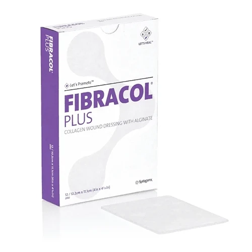 Embalagem retangular do curativo Fibracol Plus nas cores branca e roxa, posicionada em pé ao lado de uma unidade do curativo em placa de formato retangular e esbranquiçado, dispostos sobre uma superfície reflexiva branca. A caixa traz o nome do produto em letras roxas e a inscrição destacando a composição de colágeno com alginato para feridas.
