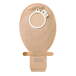 Foto frontal sobre fundo branco isolado mostrando a bolsa coletora drenável e opaca SenSura Click de duas peças da Coloplast. O corpo principal tem formato anatômico oval revestido por um tecido não tecido bege de textura suave. Na metade superior da bolsa, destaca-se o flange de acople mecânico circular de plástico branco de 50mm, equipado com uma trava integrada tipo clique no canto superior direito. A base da bolsa afunila em direção ao canal de drenagem aberto com abas de fechamento integradas e uma tira de velcro visível para o sistema de fechamento seguro.