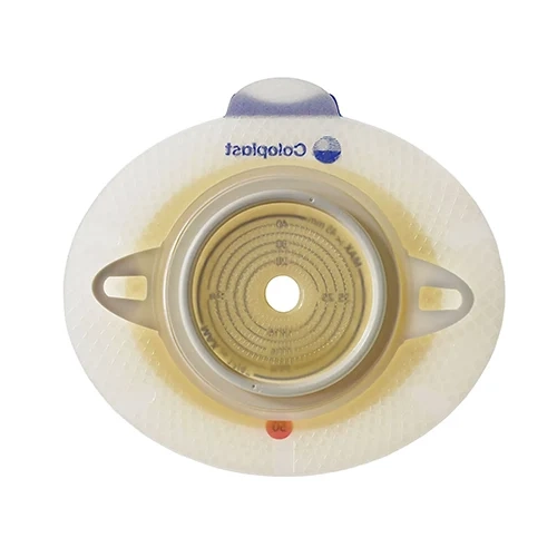 ista superior de uma base plana recortável SenSura Xpro de formato oval para ostomia sobre fundo branco. O dispositivo apresenta um adesivo hidrofílico translúcido com guias circulares concêntricas para marcação de corte de 10 a 55 mm, um anel de acopo mecânico central de 60 mm e abas laterais plásticas para fixação de cinto. Na borda superior, destaca-se a inscrição da marca Coloplast invertida.