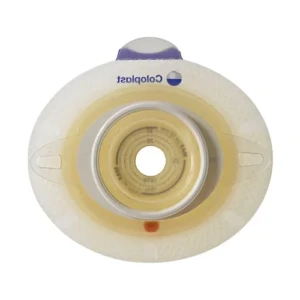 Foto frontal em fundo branco isolado da placa adesiva protetora de pele oval SenSura Xpro Convex Light da Coloplast. O adesivo hidrocoloide amarelado possui uma textura quadriculada suave em suas bordas externas e traz impresso o logotipo azul da Coloplast na parte superior. No centro, destaca-se o aro de acople plástico circular branco de 50mm, circundando a área central recortável que exibe linhas guias concêntricas com marcações numéricas milimetradas de diâmetro e um orifício inicial vazado. O topo da placa possui uma aba de remoção plástica na cor roxa.