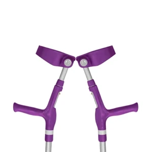 Detalhe em corte superior de um par de muletas canadenses articuladas na cor lilás escuro sobre fundo branco liso. A imagem exibe em simetria as braçadeiras plásticas anatômicas inclinadas para fora com seus pinos de articulação metálicos, os punhos ergonômicos integrados e uma faixa refletiva branca contornando a circunferência de cada haste de alumínio.