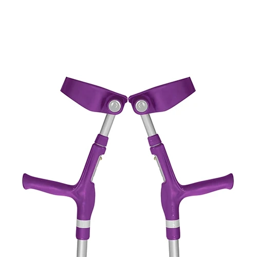Detalhe em corte superior de um par de muletas canadenses articuladas na cor lilás escuro sobre fundo branco liso. A imagem exibe em simetria as braçadeiras plásticas anatômicas inclinadas para fora com seus pinos de articulação metálicos, os punhos ergonômicos integrados e uma faixa refletiva branca contornando a circunferência de cada haste de alumínio.