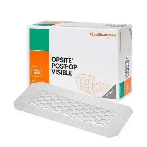 Embalagem retangular do curativo Opsite Post-Op Visible nas cores branca, verde e laranja, posicionada atrás de uma unidade do curativo pós-operatório retangular transparente com almofada hidrocelular em formato de colmeia, dispostos sobre fundo branco. A caixa apresenta a logomarca da Smith e Nephew e ilustrações da aplicação do produto.