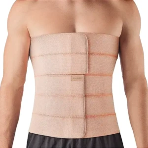 Homem utilizando faixa elástica abdominal de quatro painéis na cor bege, parte do Kit Pós-Operatório Bariátrico das Casas da Ortopedia.