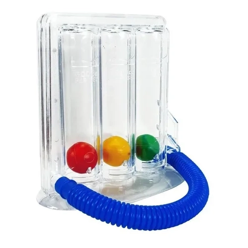 Aparelho de fisioterapia respiratória em acrílico transparente com três colunas verticais integradas, contendo esferas flutuantes nas cores vermelha, amarela e verde em sua base, posicionado sobre fundo branco liso. O dispositivo possui uma mangueira flexível corrugada e azul acoplada à sua parte inferior.