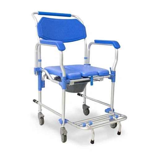 Cadeira de banho ortopédica em alumínio com assento e encosto acolchoados em azul, balde coletor com tampa, quatro rodízios giratórios e suporte para os pés articulado, isolada em fundo branco.