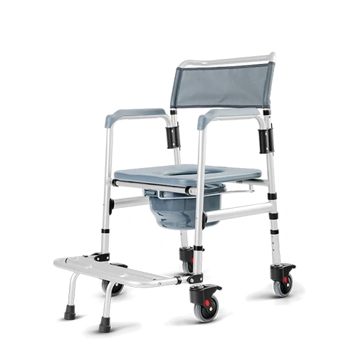 Cadeira de banho ortopédica em alumínio com rodas, assento sanitário, balde removível, braços e encosto em nylon cinza e apoio de pés retrátil, isolada em fundo branco.