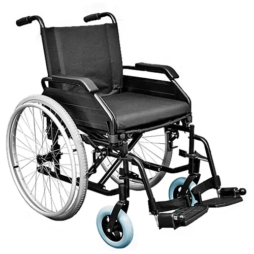 Cadeira de rodas manual em alumínio preto com acabamento em pintura eletrostática, assento e encosto acolchoados em nylon, rodas traseiras de aro cinza com pneus infláveis, rodas dianteiras azuis e sistema de freios de segurança.