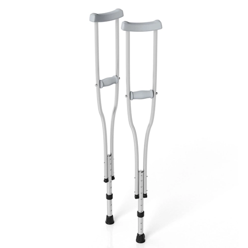 Par de muletas axilares ortopédicas estruturadas em alumínio leve anodizado, dispostas verticalmente em perspectiva com fundo branco isolado. O modelo apresenta apoios superiores côncavos e manoplas de empunhadura anatômica em borracha cinza claro, sistema de furos inferiores para regulagem de altura telescópica e ponteiras pretas de alta densidade.